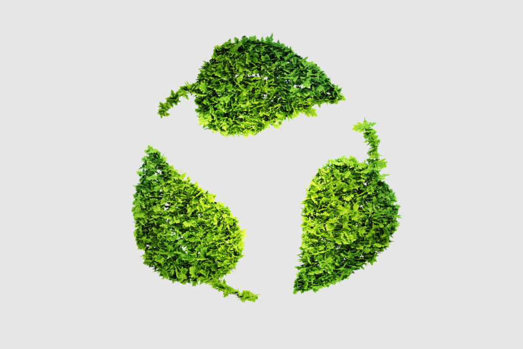 Blogbeitrag von Eugenia Schmitt über das Gemeinwohl Ökonomie Projekt 3 grüne Blätter als Recyclingzeichen auf grauem Hintergrund