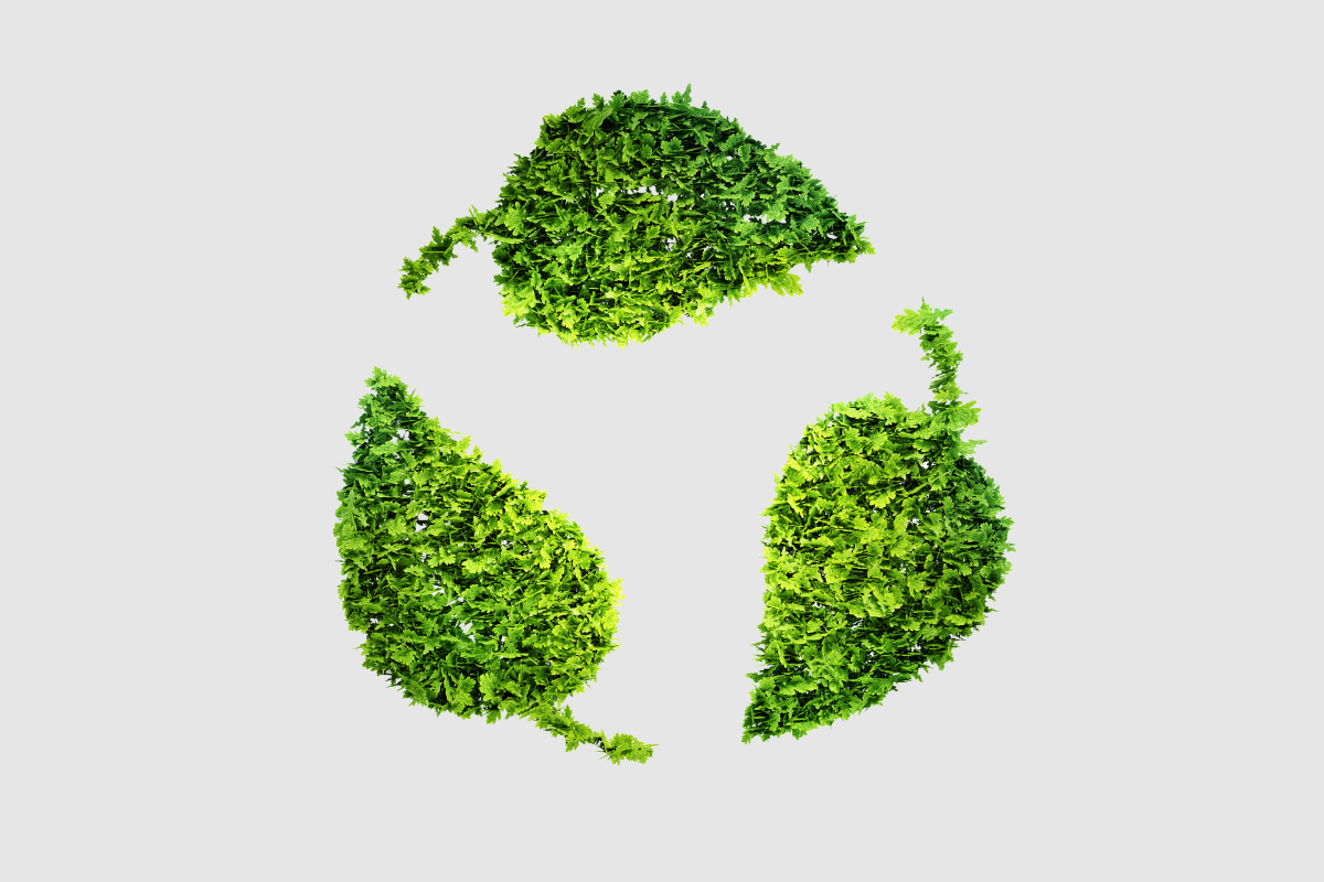 Blogbeitrag von Eugenia Schmitt über das Gemeinwohl Ökonomie Projekt 3 grüne Blätter als Recyclingzeichen auf grauem Hintergrund