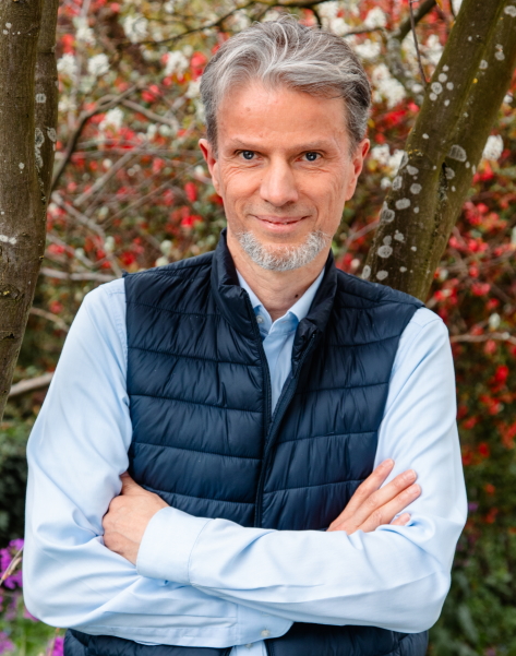 schwarz-weiß Bild von Dr. med. Manfred Wagner, der als Lehrcoach im Rahmen der Coaching Ausbildung tätig ist
